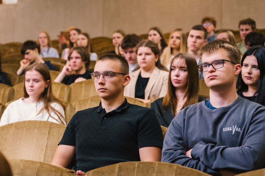 Mokslo metus baigė Panevėžio ekonomikos ir verslo akademija: diplomai įteikti 71 gimnazistui Mokslo metus baigė Panevėžio ekonomikos ir verslo akademija: diplomai įteikti 71 gimnazistui