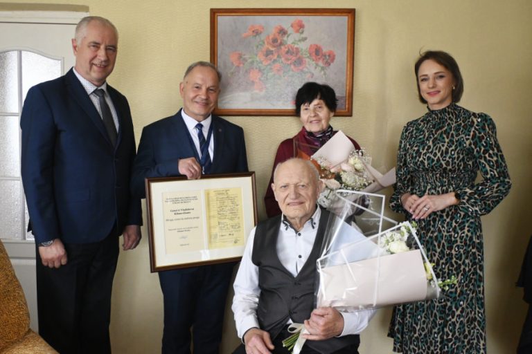 Tiltagaliuose pasveikinta deimantines vestuves mininti šeima