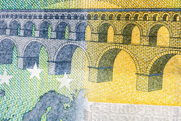 Ekspertė atsako: kodėl ant eurų vaizduojami tiltai?