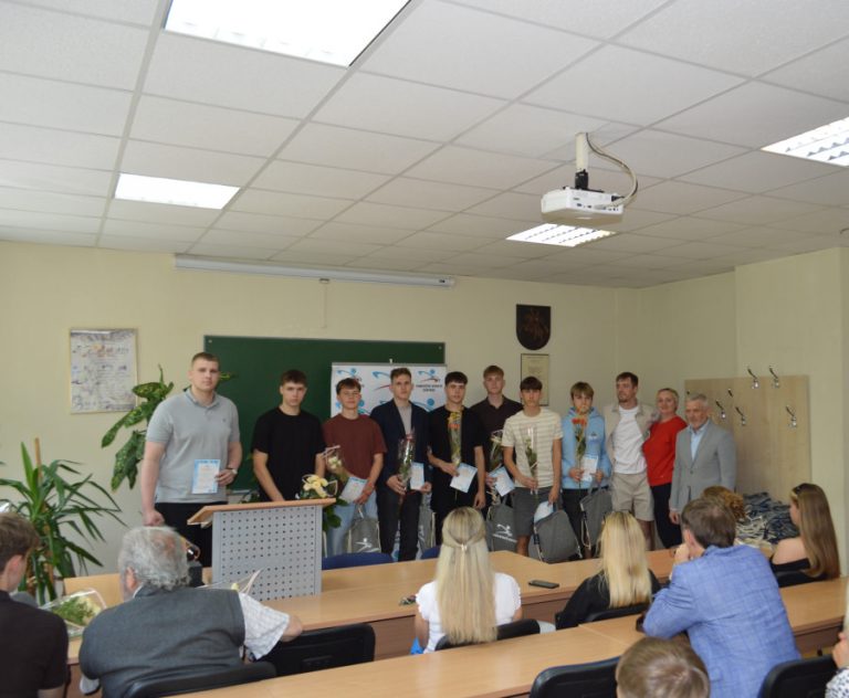 Panevėžio sporto centras išlydėjo abiturientus: įteikti sportinio ugdymo baigimo pažymėjimai