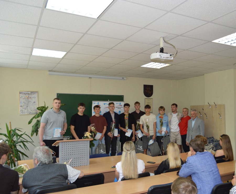 Panevėžio sporto centras išlydėjo abiturientus: įteikti sportinio ugdymo baigimo pažymėjimai