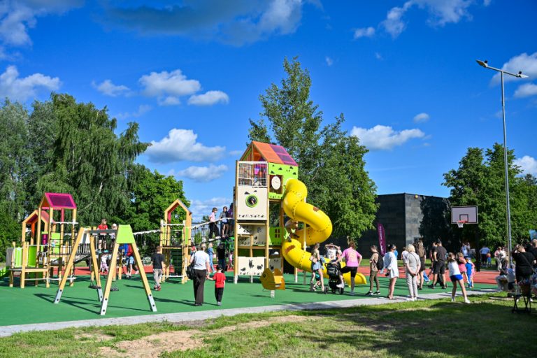 Bendruomenės idėja virto nauja laisvalaikio erdve – Pilėnuose atidarytas Dainavos skveras Bendruomenės idėja virto nauja laisvalaikio erdve – Pilėnuose atidarytas Dainavos skveras