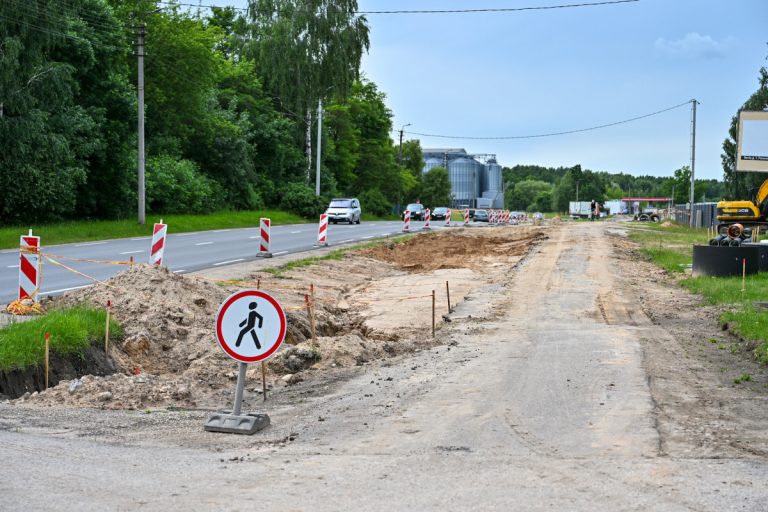 Pušaloto gatvėje atnaujinamas pėsčiųjų ir dviračių takas