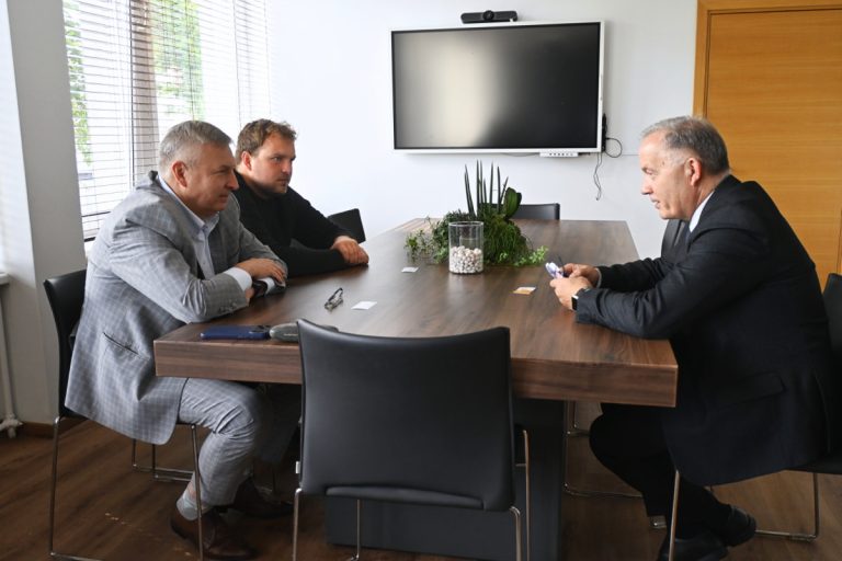 Panevėžio rajono savivaldybėje aptartas planuojamas paukštyno Velžyje atnaujinimo projektas Panevėžio rajono savivaldybėje aptartas planuojamas paukštyno Velžyje atnaujinimo projektas