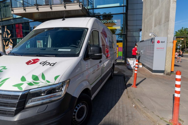 „DPD Lietuva“ elektromobilių parką šiemet didins iki 130 transporto priemonių – vienos siuntos CO₂ pėdsakas jau sumažėjo daugiau nei trečdaliu „DPD Lietuva“ elektromobilių parką šiemet didins iki 130 transporto priemonių – vienos siuntos CO₂ pėdsakas jau sumažėjo daugiau nei trečdaliu
