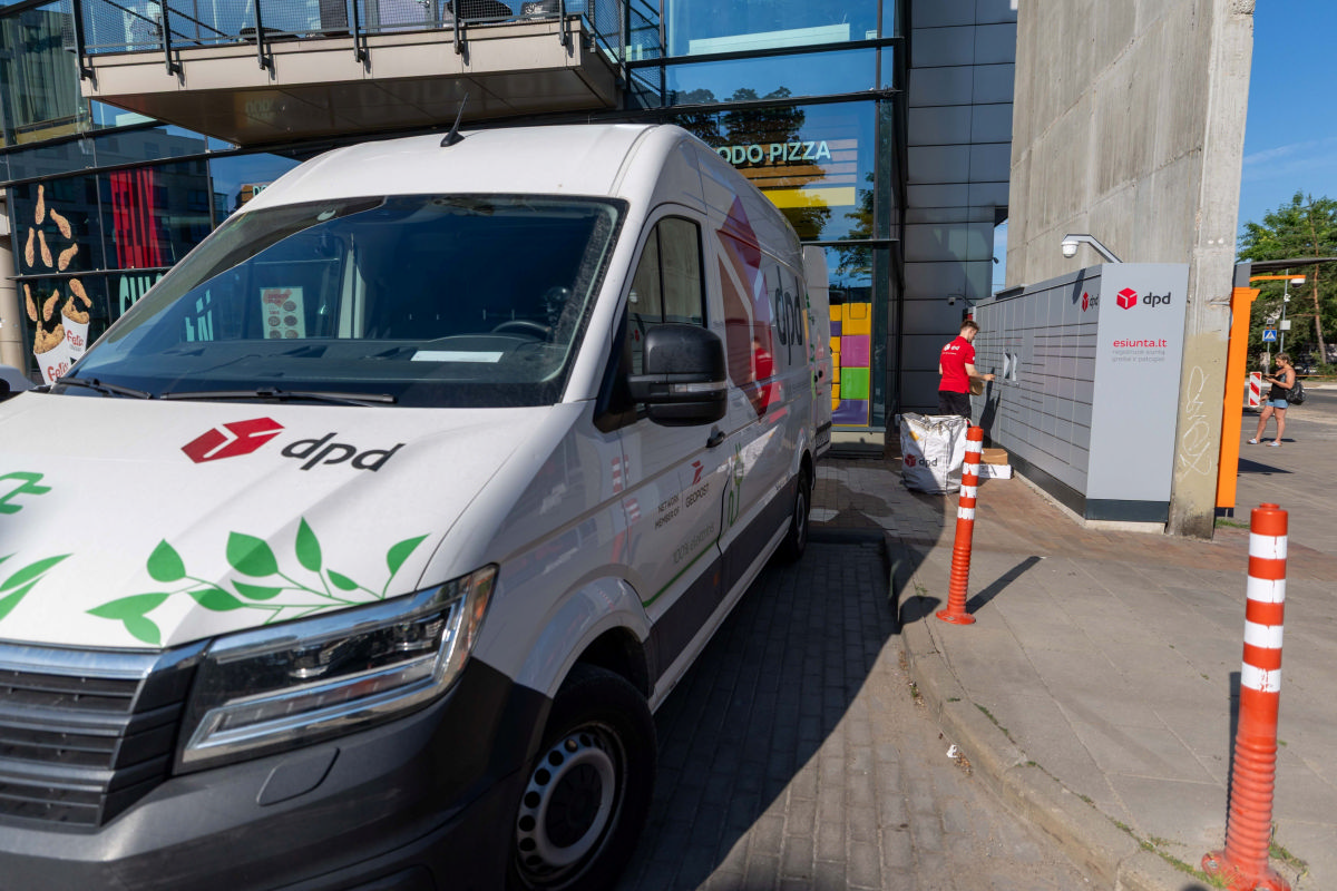 „DPD Lietuva“ elektromobilių parką šiemet didins iki 130 transporto priemonių – vienos siuntos CO₂ pėdsakas jau sumažėjo daugiau nei trečdaliu