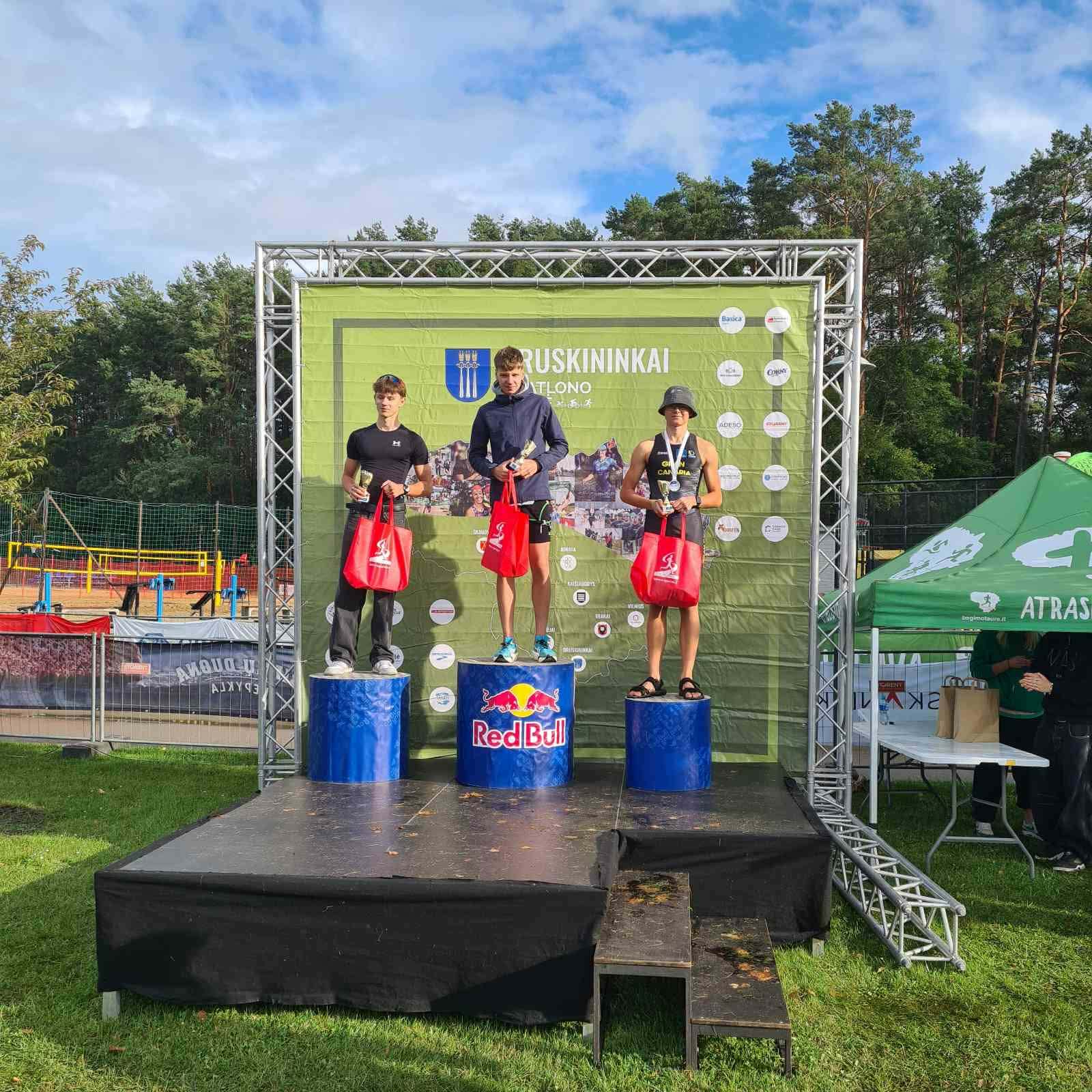 Panevėžio R. Sargūno sporto gimnazijos triatlonininkų triumfas – parvežtos net dvi Lietuvos taurės!